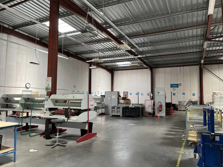 Local d’activités dans  à louer - Photo de l’immeuble – Image 3 sur 6