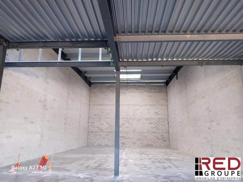 Industriel/Logistique dans Marignane à vendre - Photo de l’immeuble – Image 2 sur 11