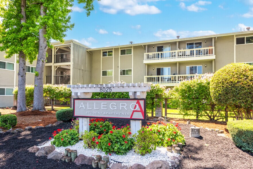 8025 Beverly Dr, Rohnert Park, CA à vendre - Photo de l’immeuble – Image 2 sur 56
