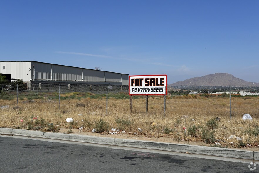 2240 Fleetwood Dr, Jurupa Valley, CA à vendre - Photo de l’immeuble – Image 2 sur 3