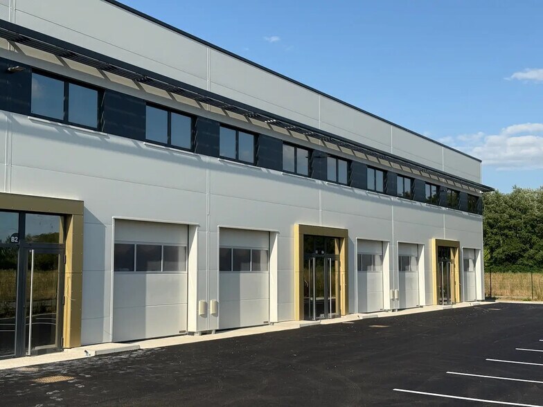5 Rue Clément Ader, Saint-Pierre-du-Perray à louer - Photo de l’immeuble – Image 2 sur 7