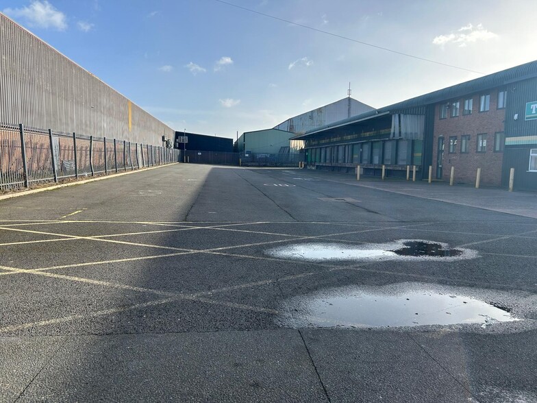 Wallows Rd, Brierley Hill à louer - Photo de l’immeuble – Image 2 sur 8