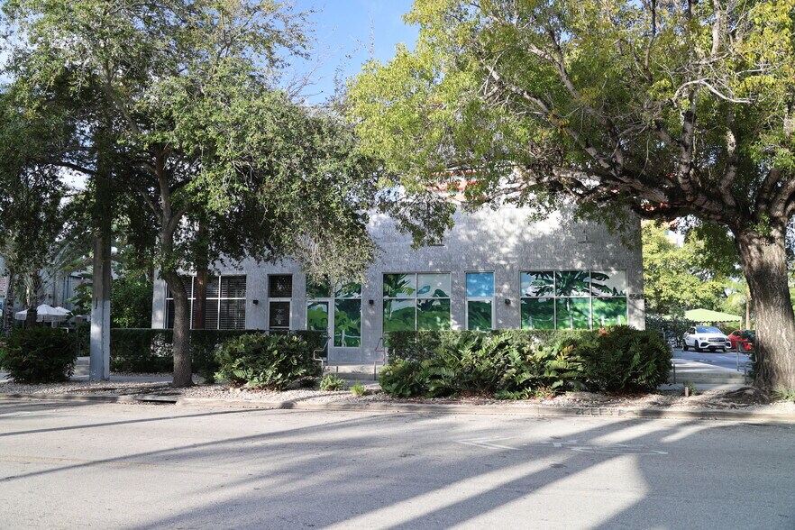5582 NE 4th Ct, Miami, FL à louer - Photo de l’immeuble – Image 3 sur 5