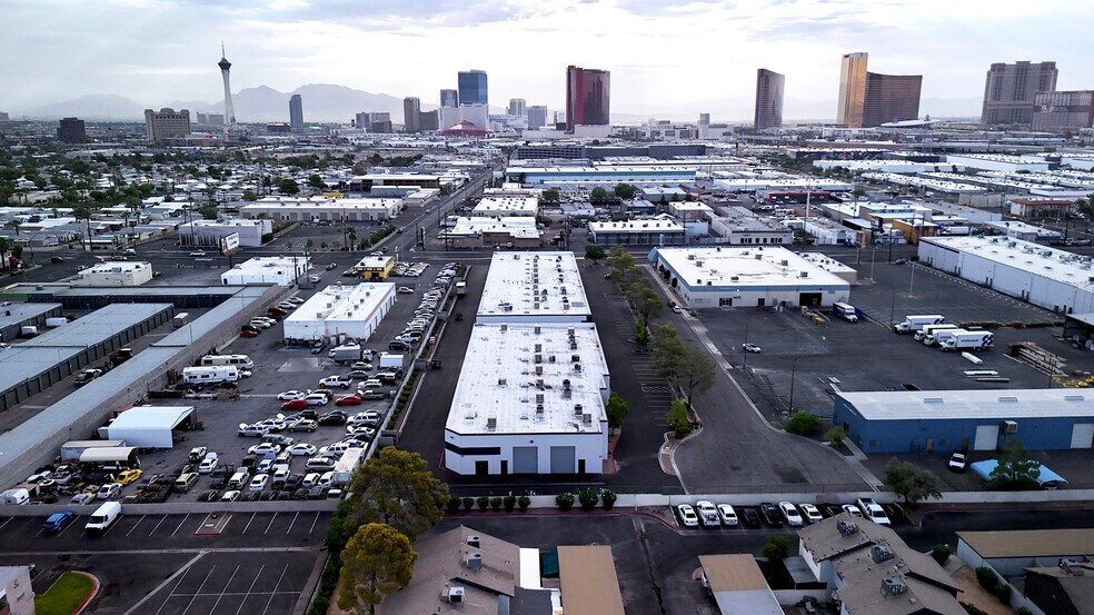 3021 S Valley View Blvd, Las Vegas, NV à louer - Photo de l’immeuble – Image 2 sur 6
