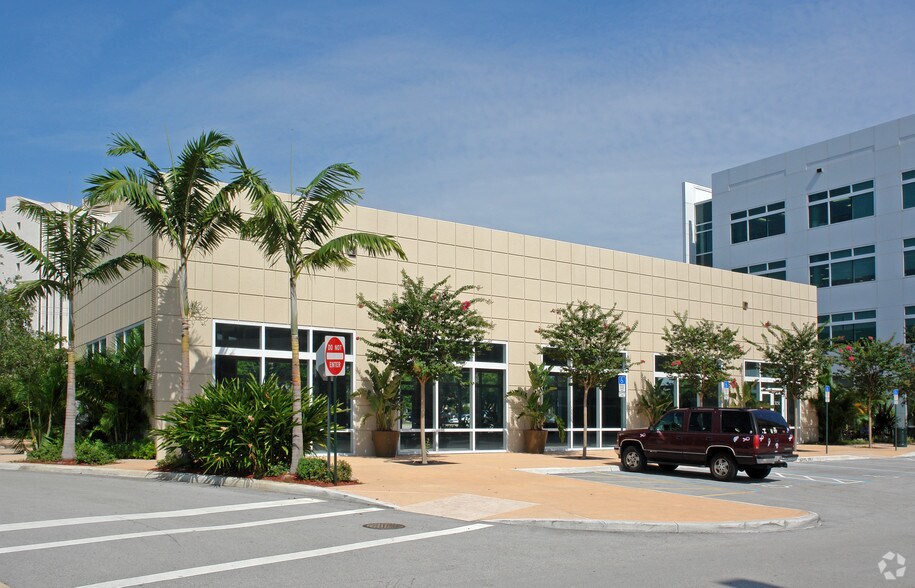 3251 N University Dr, Coral Springs, FL à vendre - Photo de l’immeuble – Image 2 sur 2