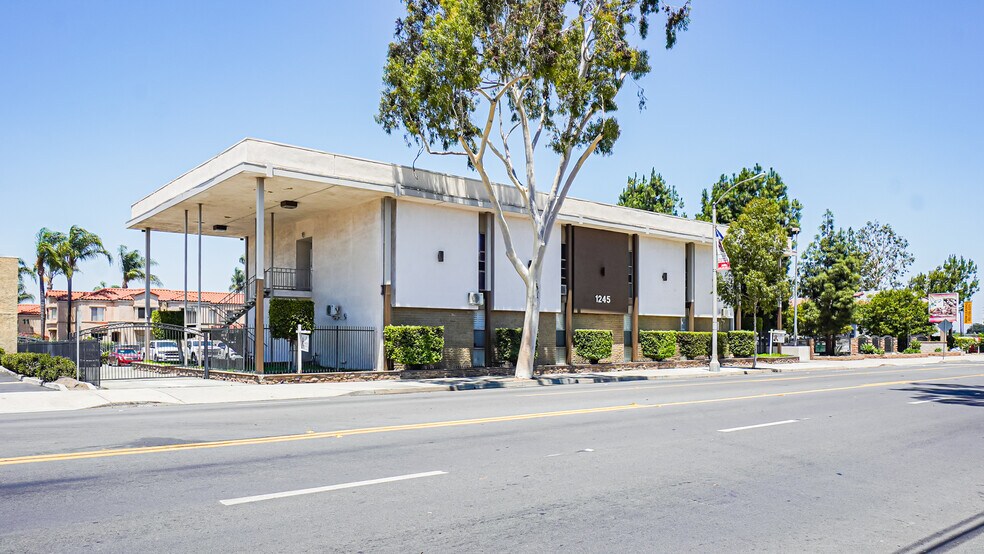 1245 W 6th St, Corona, CA à vendre - Photo de l’immeuble – Image 2 sur 34