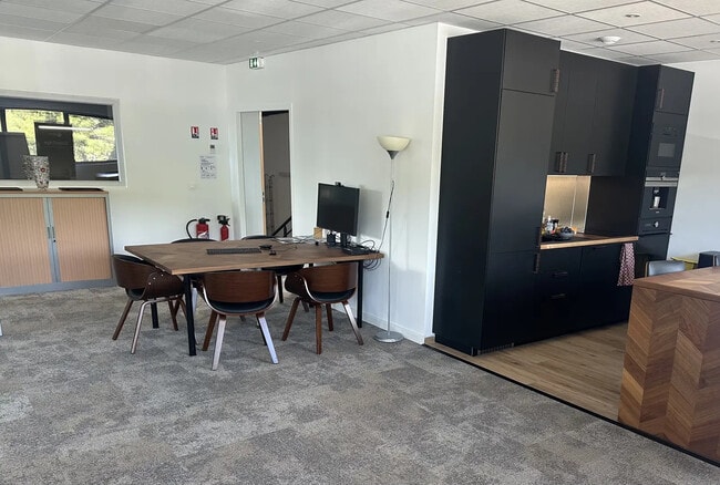 Plus de détails pour 564 Avenue Des Rosiers, La Ciotat - Local d'activités à louer