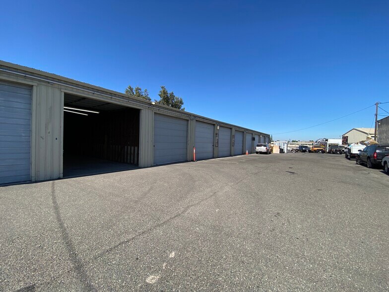 1337 Lone Palm Ave, Modesto, CA à louer - Photo de l’immeuble – Image 1 sur 8