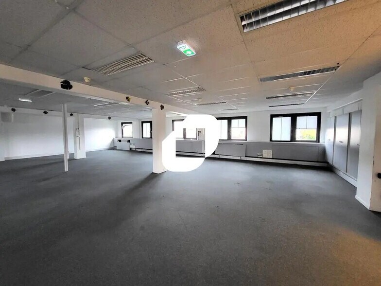 Place De La République, Croix à vendre - Photo intérieure – Image 2 sur 7