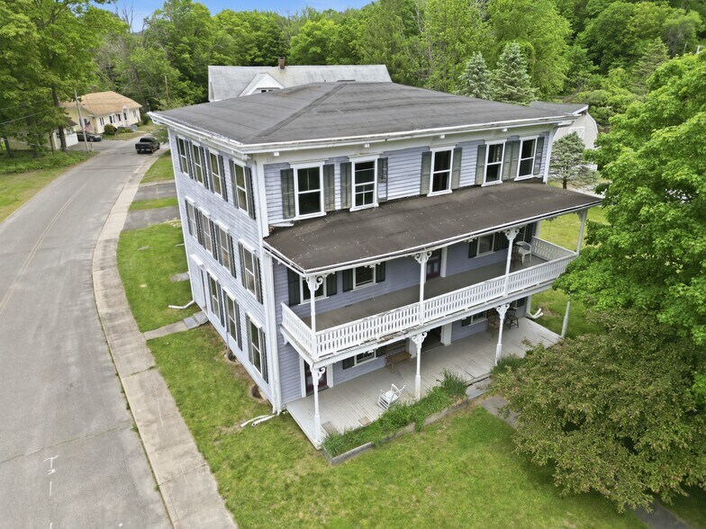 20 Main St, Chester, MA à louer - Photo de l’immeuble – Image 1 sur 8