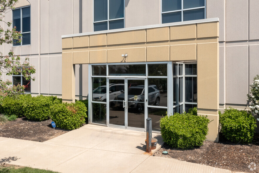 2115 Stanley Gault Pky, Louisville, KY à louer - Photo de l’immeuble – Image 3 sur 4
