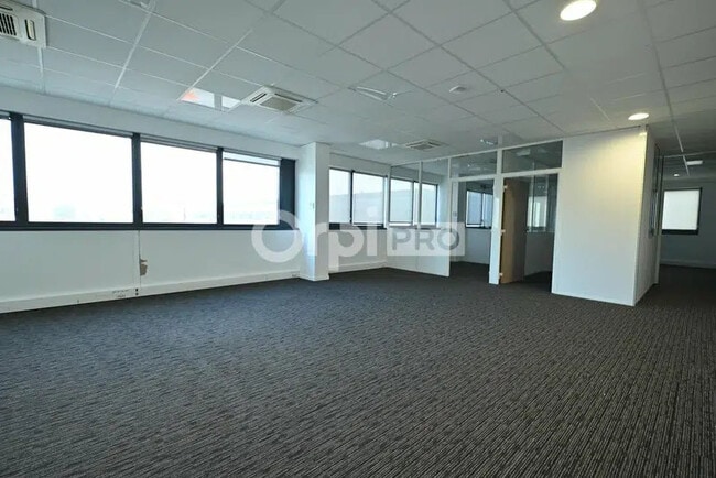 Plus de détails pour 355 Avenue Henri Schneider, Meyzieu - Bureau, Local d'activités à louer