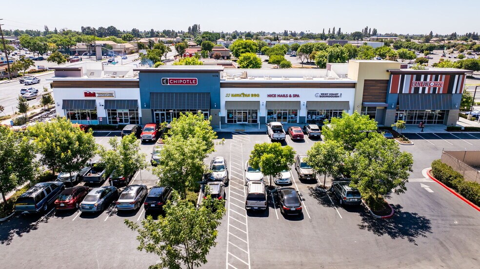 1174 W Henderson Ave, Porterville, CA à vendre - Photo de l’immeuble – Image 2 sur 13