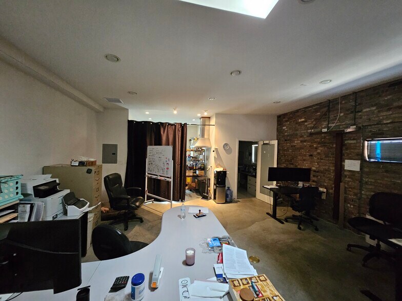 6524 8th Ave, Los Angeles, CA à louer - Hall d’entrée – Image 3 sur 17