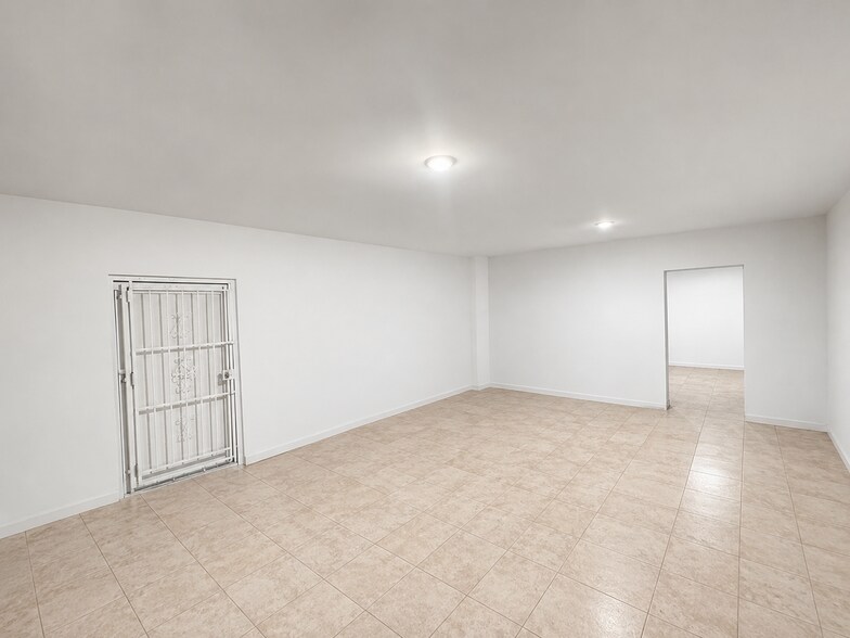 2340 SW 8th St, Miami, FL à louer - Photo de l’immeuble – Image 2 sur 10