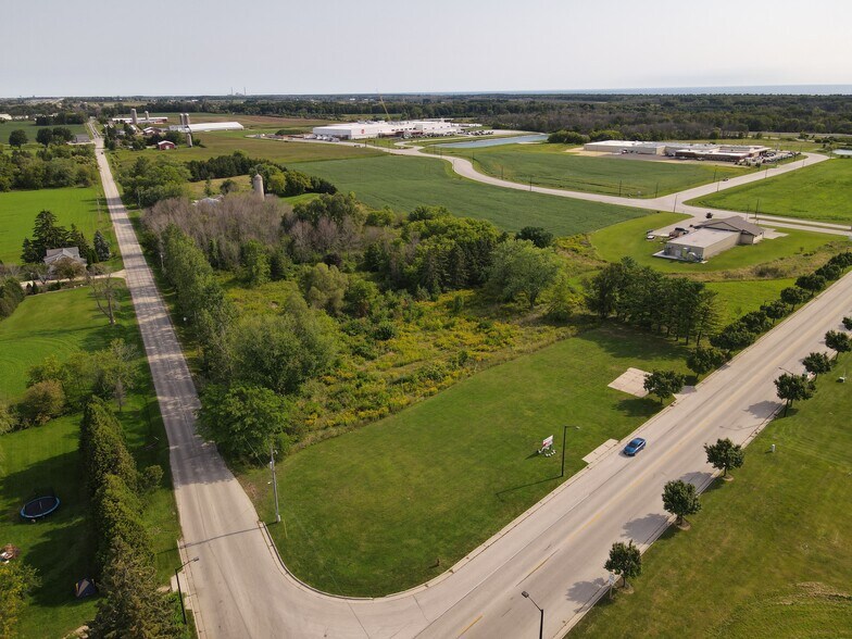 76 Center Ave, Oostburg, WI à vendre - Photo de l’immeuble – Image 3 sur 3