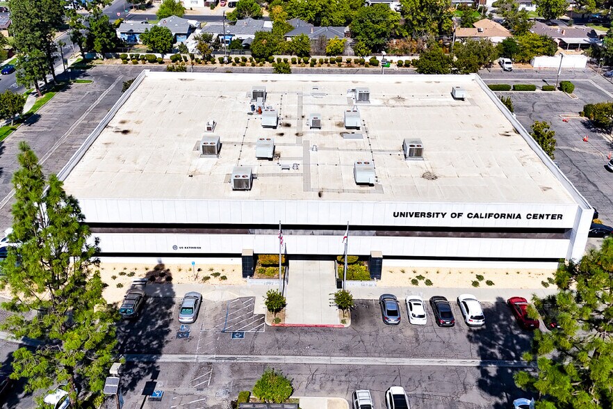 550 E Shaw Ave, Fresno, CA à vendre - Photo de l’immeuble – Image 2 sur 3