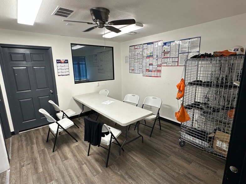 2222 W Cheyenne Ave, North Las Vegas, NV à louer - Photo de l’immeuble – Image 3 sur 9