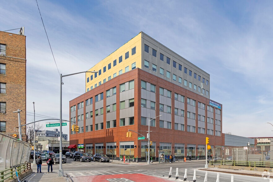 3651 Bruckner Blvd, Bronx, NY à louer - Photo de l’immeuble – Image 2 sur 8