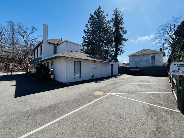 239 Roslyn Rd, Roslyn Heights, NY à vendre - Photo de l’immeuble – Image 2 sur 26