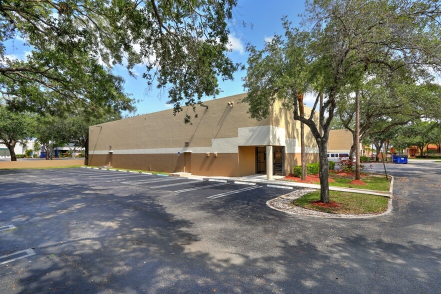 5861 Miami Lakes Dr, Miami Lakes, FL à louer - Photo principale – Image 1 sur 4