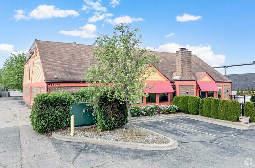 13100 Hall Rd, Sterling Heights, MI à louer - Photo de l’immeuble – Image 3 sur 4