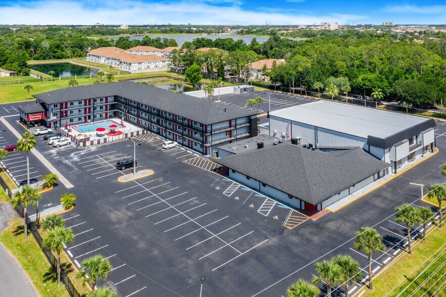 4736 W Irlo Bronson Memorial Hwy, Kissimmee, FL à louer - Photo de l’immeuble – Image 1 sur 18