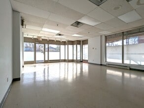 2468 W Eglinton Ave, Toronto, ON à louer Photo intérieure– Image 2 sur 5