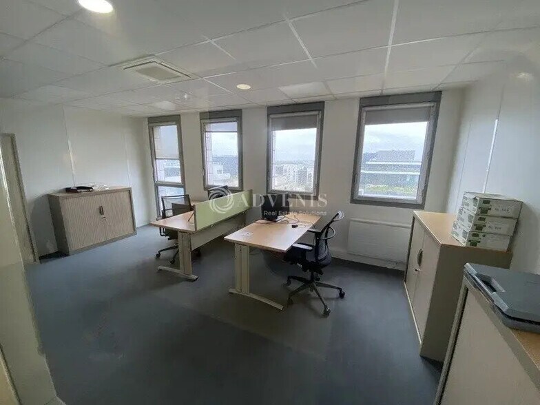 Bureau dans Montigny-le-Bretonneux à vendre - Photo de l’immeuble – Image 2 sur 5