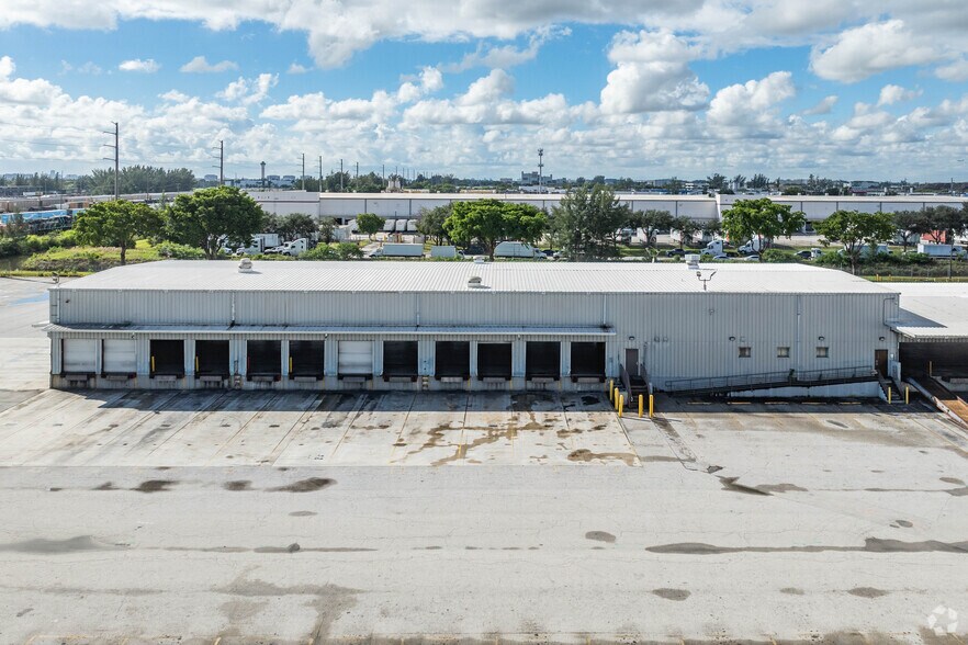 7000 NW 60th St, Miami, FL à louer - Photo de l’immeuble – Image 3 sur 5