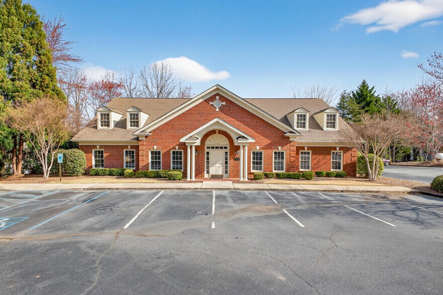 5 Hawthorne Park Ct, Greenville, SC à louer - Photo de l’immeuble – Image 1 sur 9