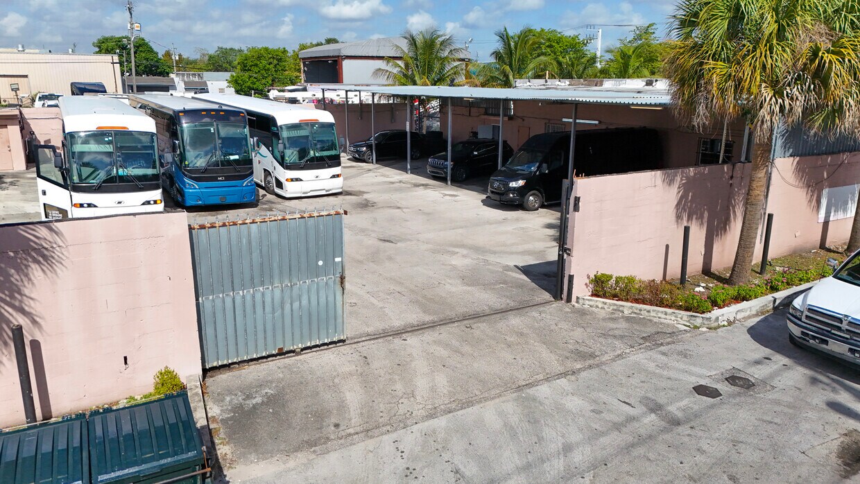 2300 SW 56th Ter, West Park, FL à vendre Photo de l’immeuble– Image 1 sur 1