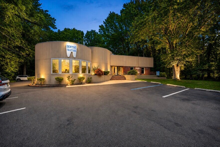 270 Route 9 N, Manalapan Township, NJ à louer - Photo de l’immeuble – Image 1 sur 16