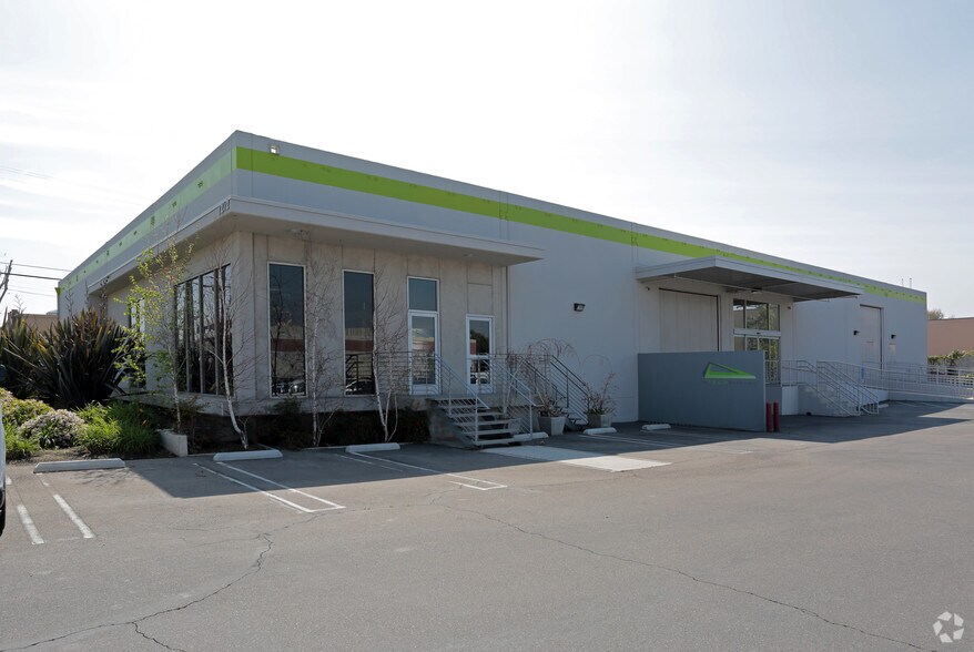 1202 McGaw Ave, Irvine, CA à louer - Photo de l’immeuble – Image 1 sur 3