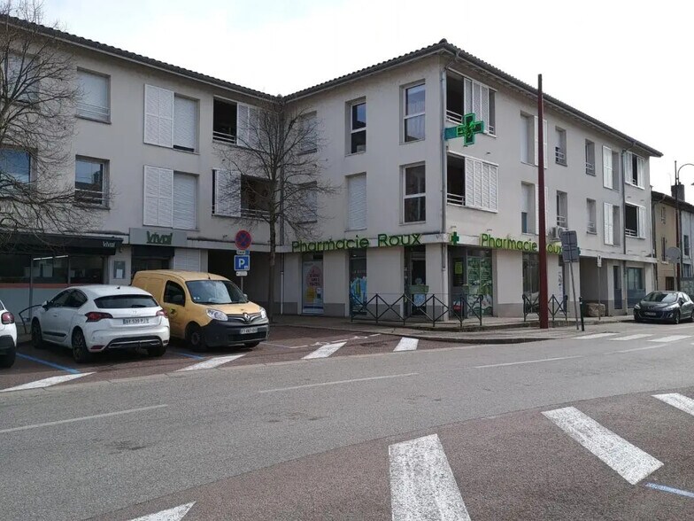 35 Rue De La Gare, Villieu-Loyes-Mollon à louer - Photo de l’immeuble – Image 2 sur 3