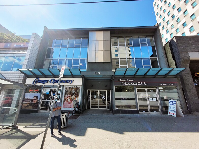 718 Broadway W, Vancouver, BC à louer - Photo de l’immeuble – Image 1 sur 7