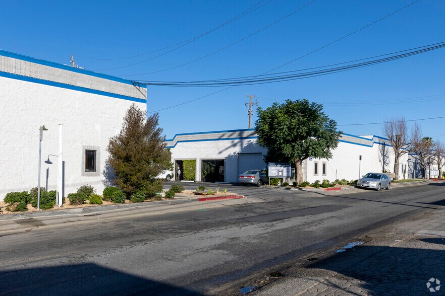 7625 Hayvenhurst Ave, Van Nuys, CA à louer - Photo de l’immeuble – Image 1 sur 1