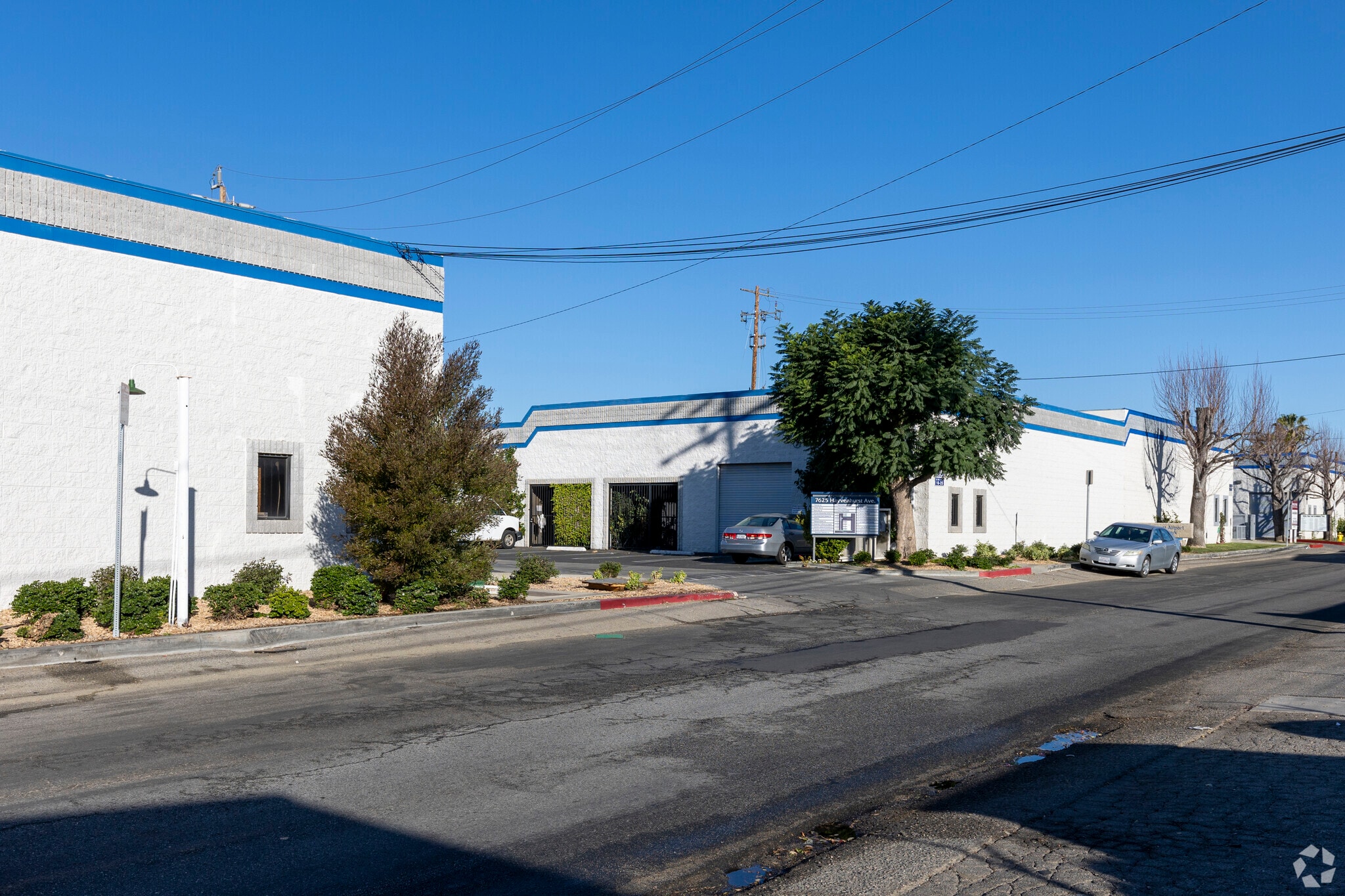 7625 Hayvenhurst Ave, Van Nuys, CA à louer Photo de l’immeuble– Image 1 sur 2