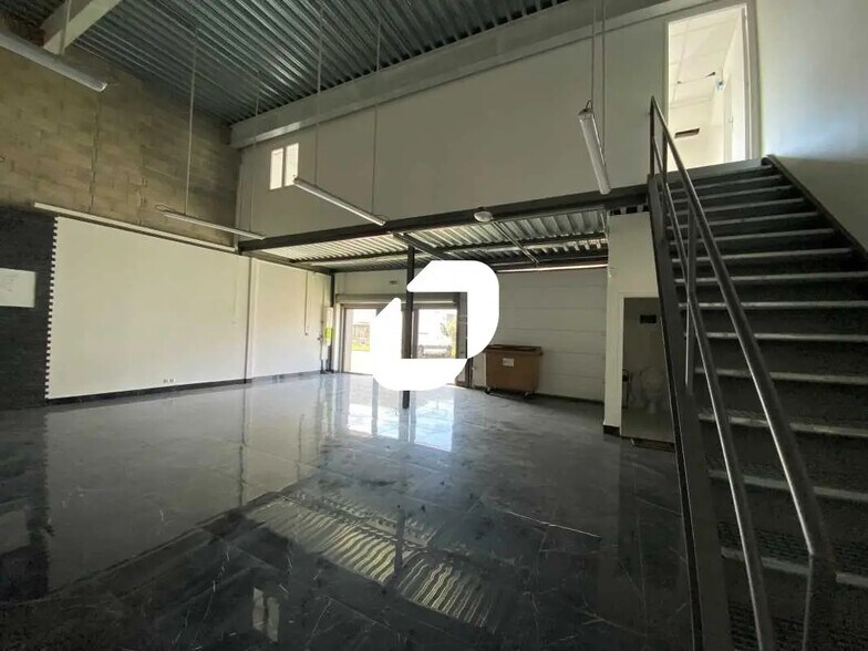 Bureau dans Villeneuve-la-Garenne à louer - Photo de l’immeuble – Image 2 sur 12