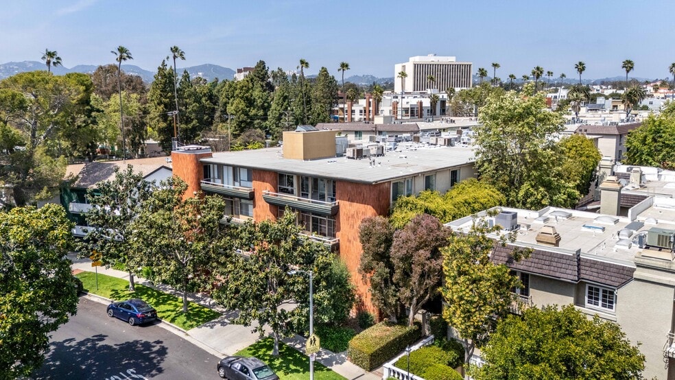 818 S Gretna Green Way, Los Angeles, CA à vendre - Photo de l’immeuble – Image 2 sur 12