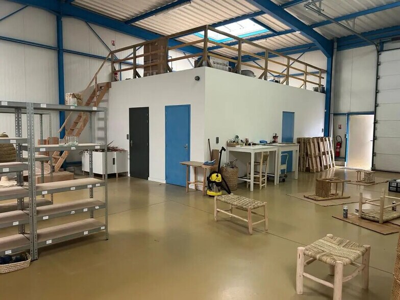 Local d’activités dans Saint-Philbert-de-Grand-Lieu à louer - Photo de l’immeuble – Image 2 sur 5