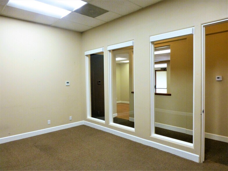 191 Wilbur Rd, Thousand Oaks, CA à louer - Photo de l’immeuble – Image 2 sur 8