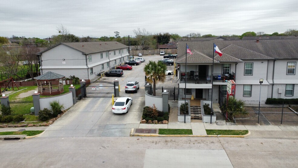 815 Autumnwood Dr, Houston, TX à vendre - Photo de l’immeuble – Image 3 sur 4