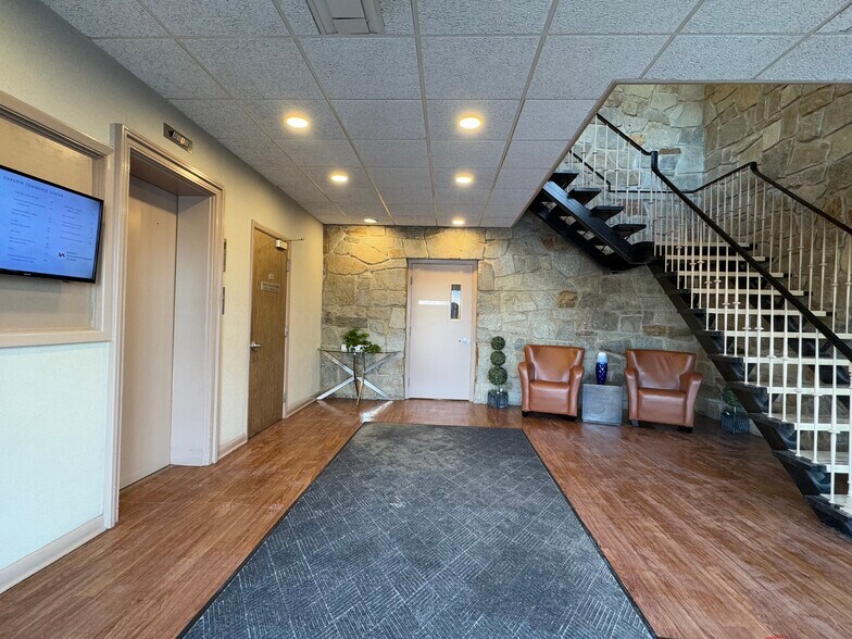 24300 Chagrin Blvd, Beachwood, OH à louer - Photo intérieure – Image 2 sur 7