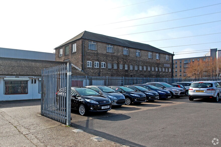 Copper Mill Ln, Londres à louer - Photo de l’immeuble – Image 2 sur 8