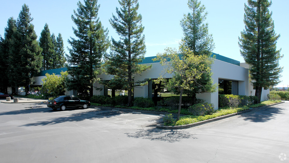 2331 Circadian Way, Santa Rosa, CA à vendre - Photo de l’immeuble – Image 3 sur 4