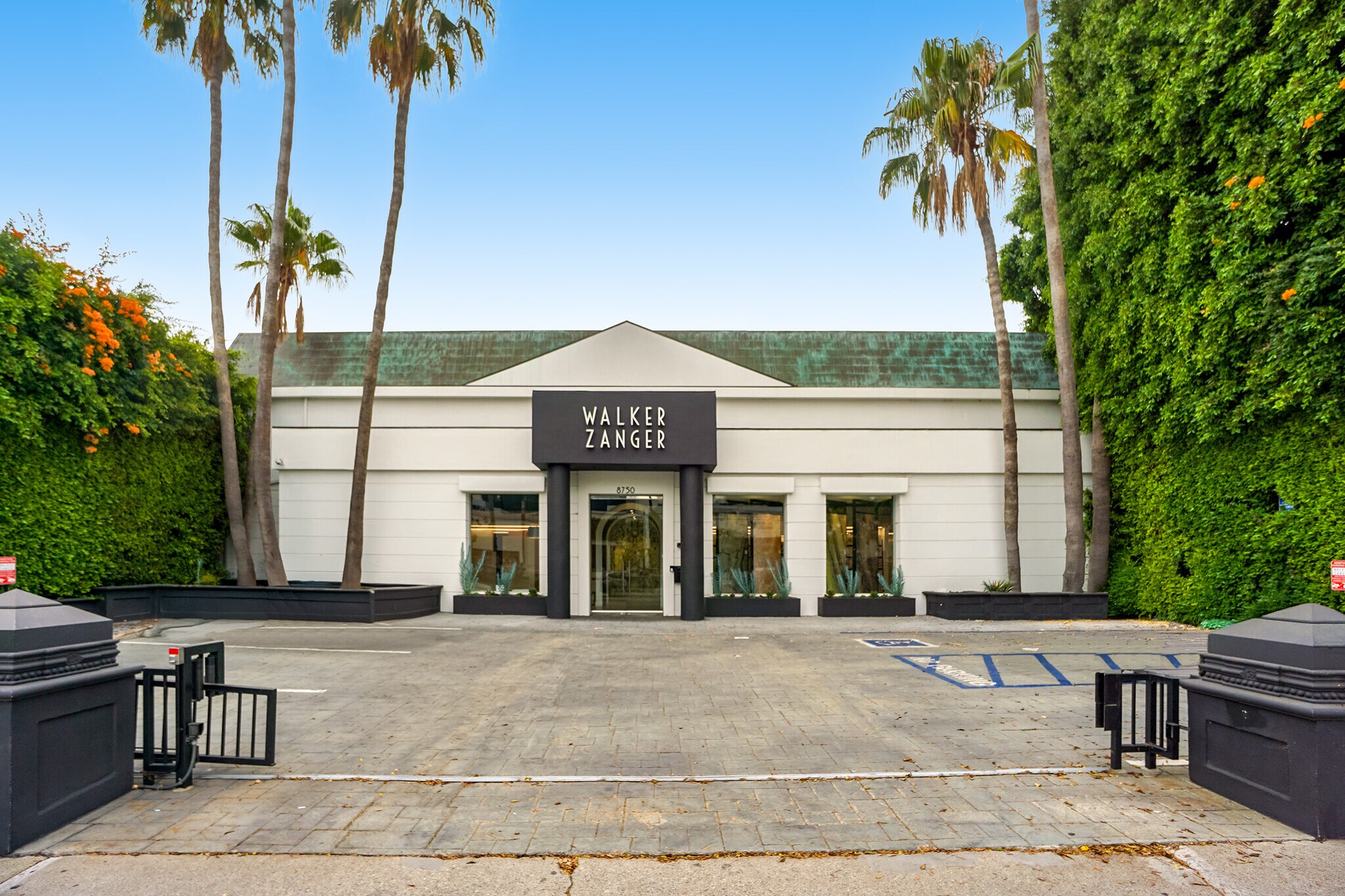 8750 Melrose Ave, Los Angeles, CA à louer Photo de l’immeuble– Image 1 sur 5