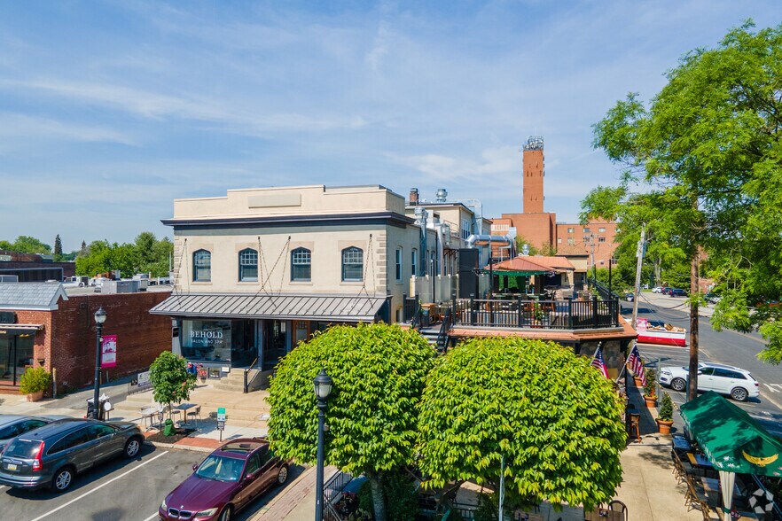 134 N Wayne Ave, Wayne, PA à louer - Photo de l’immeuble – Image 2 sur 11