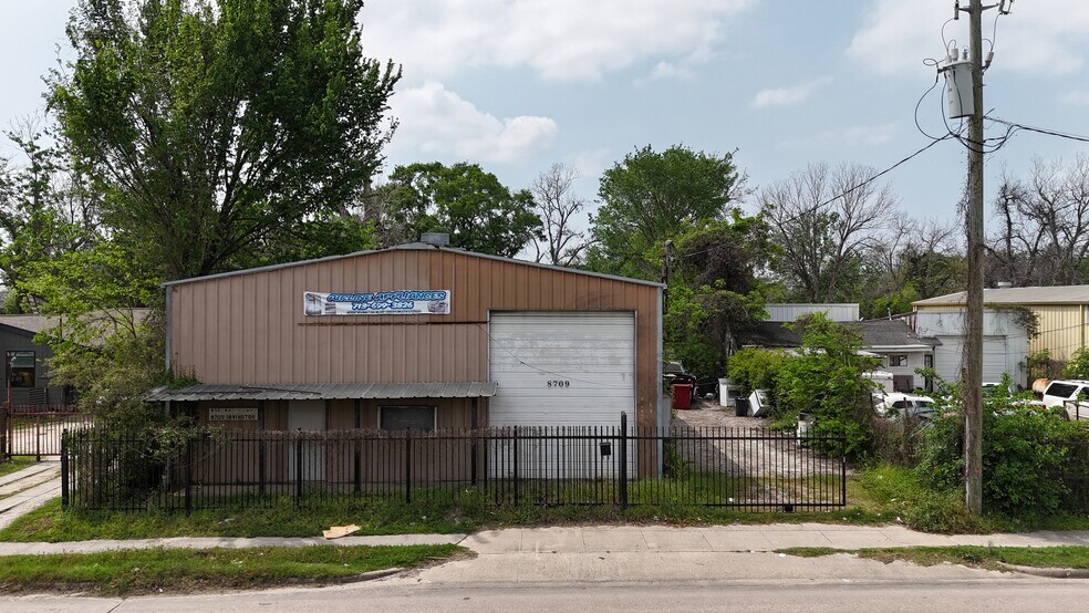 8709 Irvington Blvd, Houston, TX à vendre - Photo de l’immeuble – Image 2 sur 34