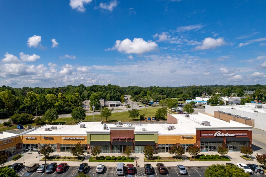 2107 Pyramid Village Blvd, Greensboro, NC à louer - Photo de l’immeuble – Image 3 sur 12